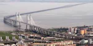 Novos radares de controlo de velocidade média já em testes na Ponte Vasco da Gama thumbnail