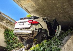 Fuga à polícia deixa Maserati Levante neste estado. Condutor sobrevive thumbnail