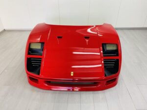 Quer o capot de um Ferrari F40? Este custa mais de 14 mil euros thumbnail