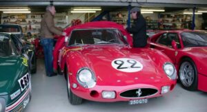 Nick Mason dos Pink Floid leva Brian Johnson dos AC/DC a passear do seu Ferrari 250 GTO thumbnail