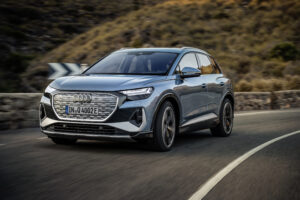 Audi Q4 e-tron. O novo SUV elétrico é apresentado com duas carroçarias e chega no verão thumbnail