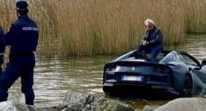 Descuido do condutor acaba com Ferrari 812 GTS a “nadar” num lago thumbnail