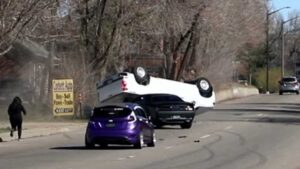 Condutor de Dodge Challenger Hellcat tenta exibir-se e acaba por capotar outro veículo thumbnail