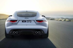 Novo Jaguar F-Type R-Dynamic Black chega a Portugal por 80 462€ thumbnail