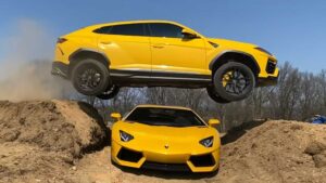 Youtuber salta com Lamborghini Urus por cima de um Aventador thumbnail