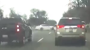 Condutor de Kia Stinger mostra as consequências da aquaplanagem thumbnail