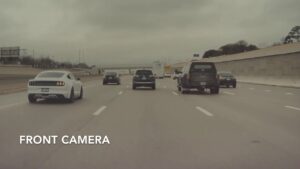 Ford Mustang tenta ultrapassar pela direita e acaba no muro thumbnail