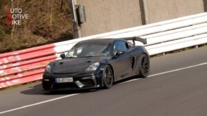 Versão mais “picante” do Porsche 718 Cayman apanhada em testes no circuito de Nürburgring thumbnail