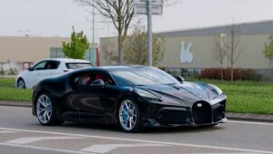 Bugatti La Voiture Noire já anda em estradas públicas thumbnail