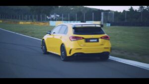 Assim “ruge” o Mercedes-AMG A 45 com o novo sistema de escape da Akrapovic thumbnail