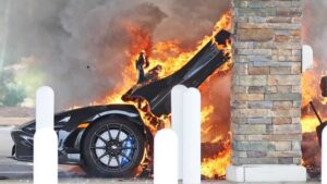 McLaren 765LT pega fogo e acaba completamente destruído thumbnail