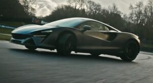 Daniel Ricciardo mostra dotes de condução ao volante do novo McLaren Artura thumbnail