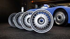 Jantes originais do Bugatti EB110 vão a leilão e podem custar mais de 10 mil euros thumbnail