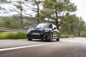 Renovado Mini John Cooper Works apresenta-se com reforço tecnológico e design revisto thumbnail