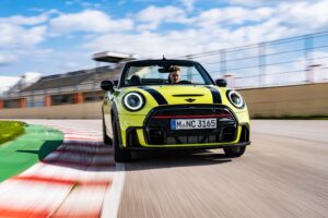 Renovado Mini John Cooper Works Convertible recebe novidades em linha com a restante gama thumbnail