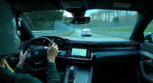 Peugeot 508 PSE mostra do que é capaz em Nürburgring a perseguir um BMW M2 thumbnail