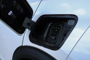 Média de emissões CO2 baixa 12% na Europa devido a aumento de procura de carros eletrificados thumbnail