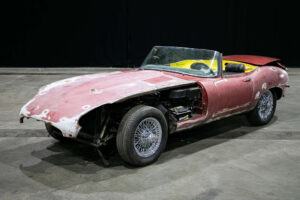 Jaguar E-Type Roadster procura novo dono com gosto especial por restauro thumbnail