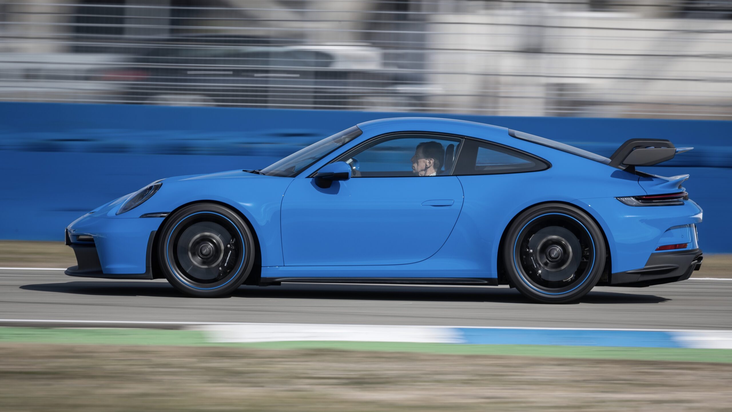 Durante os testes, o Porsche 911 GT3 percorreu 5000 km a 300 km/h ...