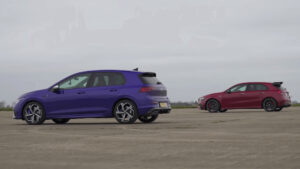 Volkswagen Golf R enfrenta Mercedes-AMG A 45 S em drag race thumbnail