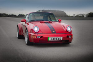 Empresa inglesa cria Porsche 911 da geração 964 com motor 100% elétrico thumbnail