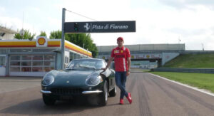 Charles Leclerc levou Ferrari 275 GTB para a pista thumbnail