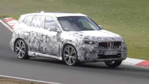 Novo BMW X1, ainda camuflado, é visto em Nurburgring thumbnail