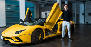 Paulo Dybala celebra 100 golos pela Juventus com novo Lamborghini Aventador S Roadster amarelo thumbnail