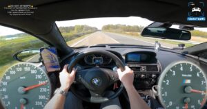 BMW M6 V10 chega aos 300 km/h acompanhado pela banda sonora de um escape direto thumbnail