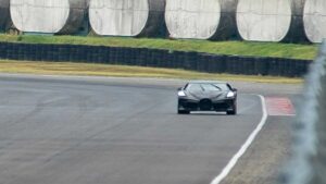 Bugatti mostra La Voiture Noire durante testes em pista thumbnail