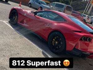 Novo “carro de empresa” de Carlos Sainz custa mais de 300 mil euros thumbnail