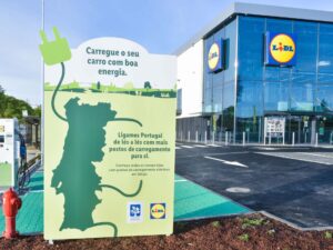 Lidl Portugal não vai cobrar aos clientes a taxa adicional imposta pela EGME no carregamento de carros elétricos thumbnail