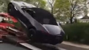 Jaguar F-Type cai de reboque e provoca danos num Nissan GT-R thumbnail