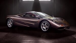 Este McLaren F1 praticamente novo vai a leilão e pode custar mais de 12 milhões de euros thumbnail