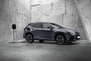 Novo Lexus NX estreia variante híbrida plug-in thumbnail