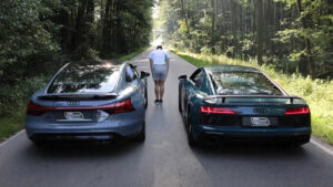 Audi RS e-tron GT enfrenta o “irmão” Audi R8 em drag race thumbnail