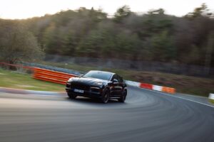 Porsche Cayenne é o novo SUV de produção mais rápido a percorrer o circuito de Nürburgring thumbnail