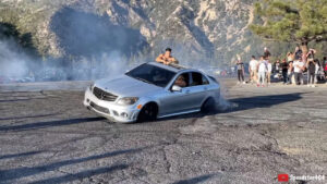 Condutor danifica Mercedes-AMG C 63 ao fazer “donuts” em estrada degradada thumbnail