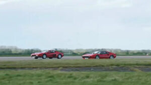 Ferrari 308 GTS com motor elétrico da Tesla enfrenta Ferrari Testarossa em drag race thumbnail