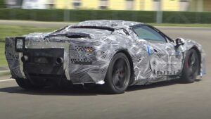 Novo Ferrari V6 híbrido visto a “passear” pelas ruas de Maranello thumbnail