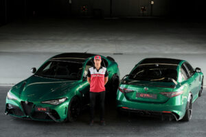 Kimi Raikkonen conduz e aprova o novo Alfa Romeo Giulia GTAm thumbnail