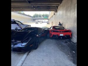 Três Ferrari envolvidos em acidente numa autoestrada thumbnail