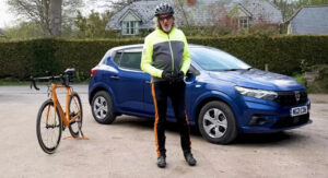James May faz comparativo entre Dacia Sandero e a sua bicicleta thumbnail