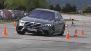 Mercedes-Benz Classe S mostra do que é capaz no teste do alce thumbnail