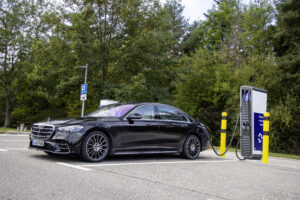 Mercedes-Benz Classe S recebe versão híbrida plug-in com mais de 100 km de autonomia thumbnail