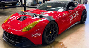 Este Ferrari F12 tem dois turbos a “espreitar” pelo capot e debita mais de 1500 cv thumbnail