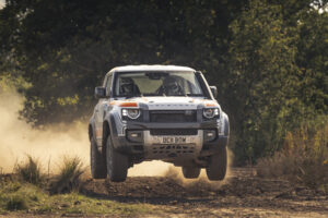 Bowler Defender, a preparação para competição do SUV britânico thumbnail