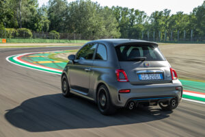 Abarth F595, a nova edição especial que recebe ponteiras de escape sobrepostas thumbnail