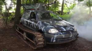 Visionário transforma Renault Clio num “mini tanque” thumbnail