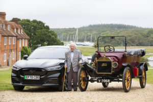 Homem de 101 anos que aprendeu a conduzir no Ford Model T conduz novo Mustang Mach-E thumbnail